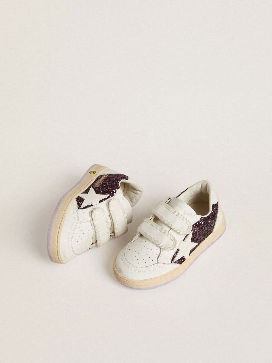 estrela teen ball em glitter roxo com estrela de couro branco e detalhe no calcanhar.