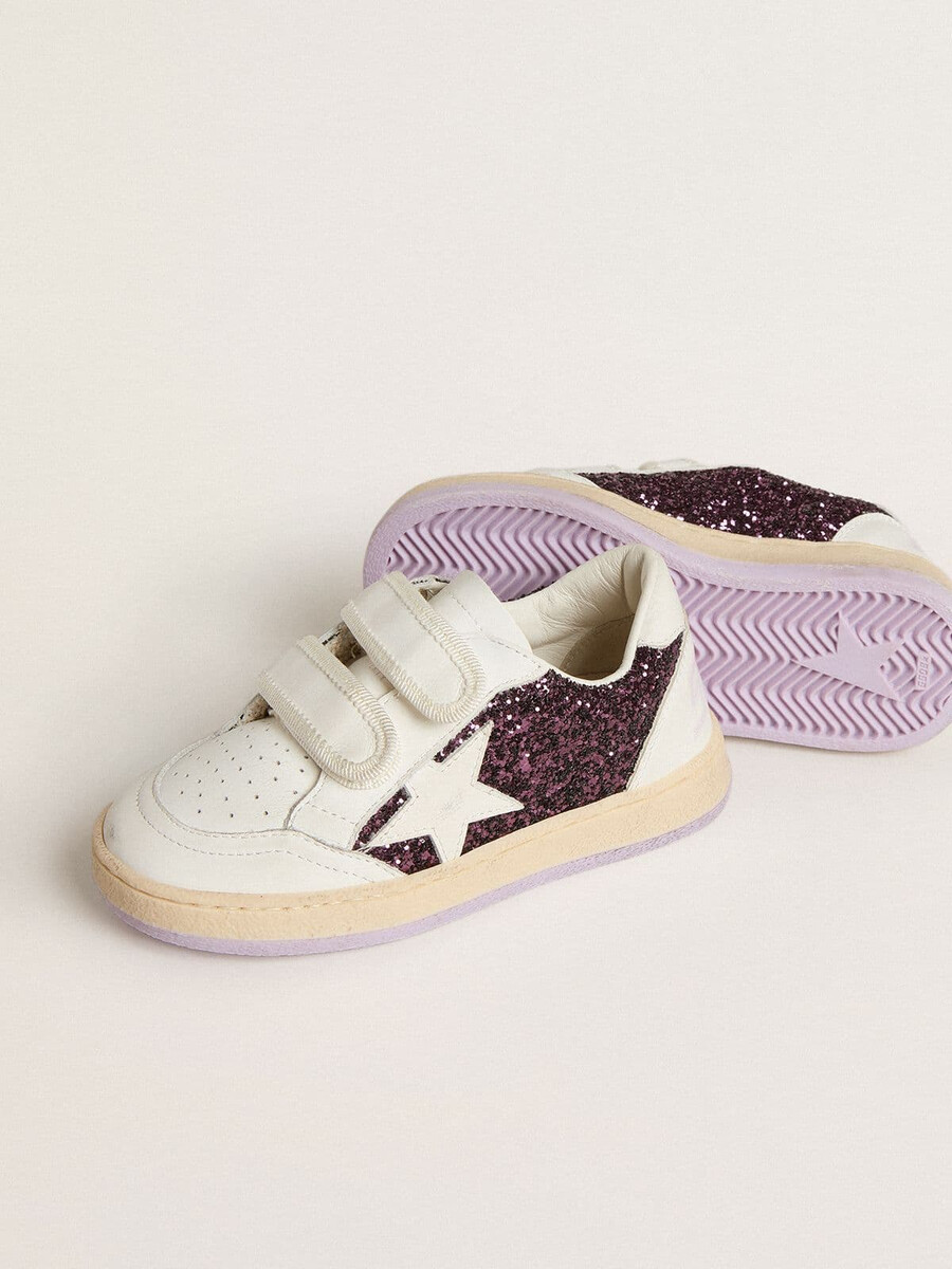 estrela teen ball em glitter roxo com estrela de couro branco e detalhe no calcanhar.