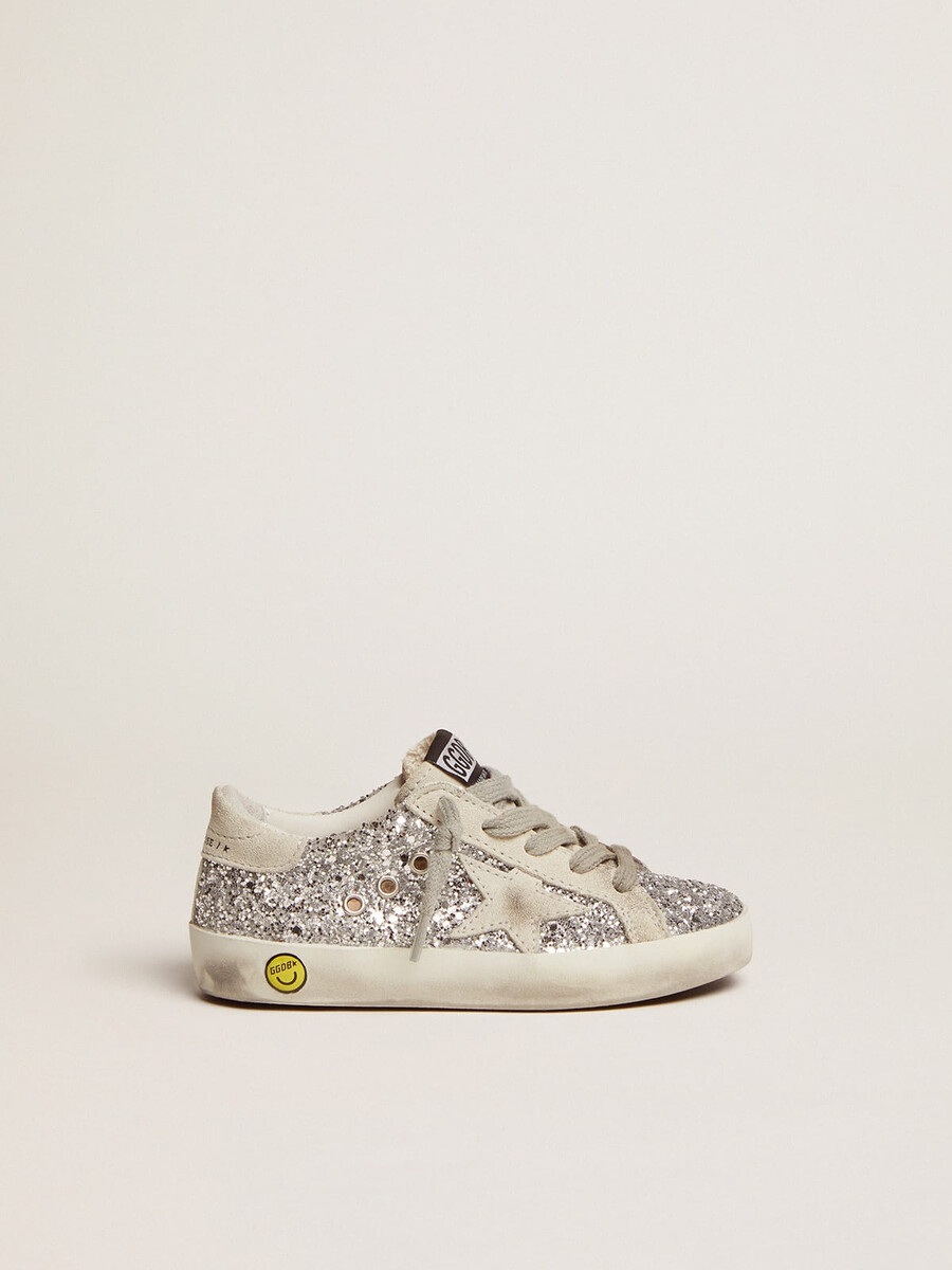 superestrela jovem com glitter prateado