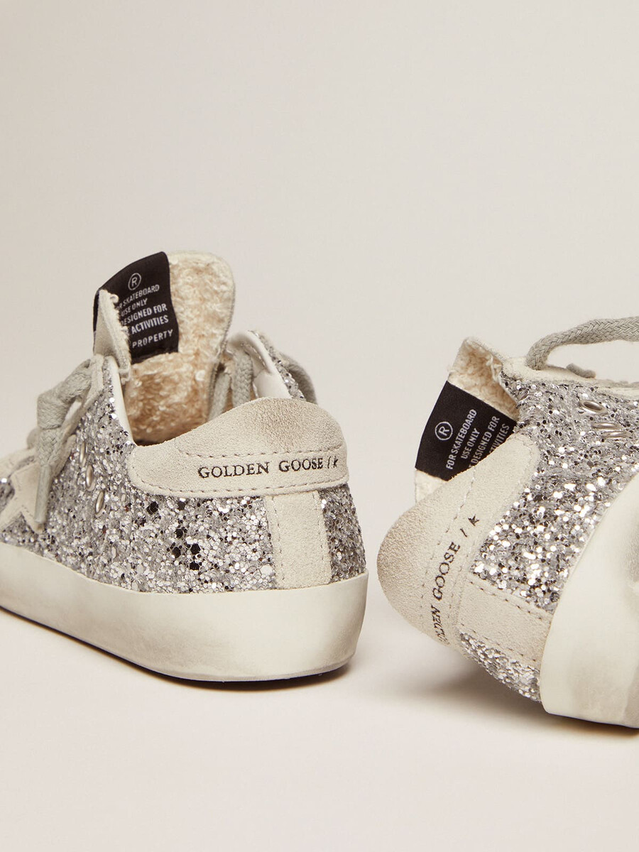 superestrela jovem com glitter prateado
