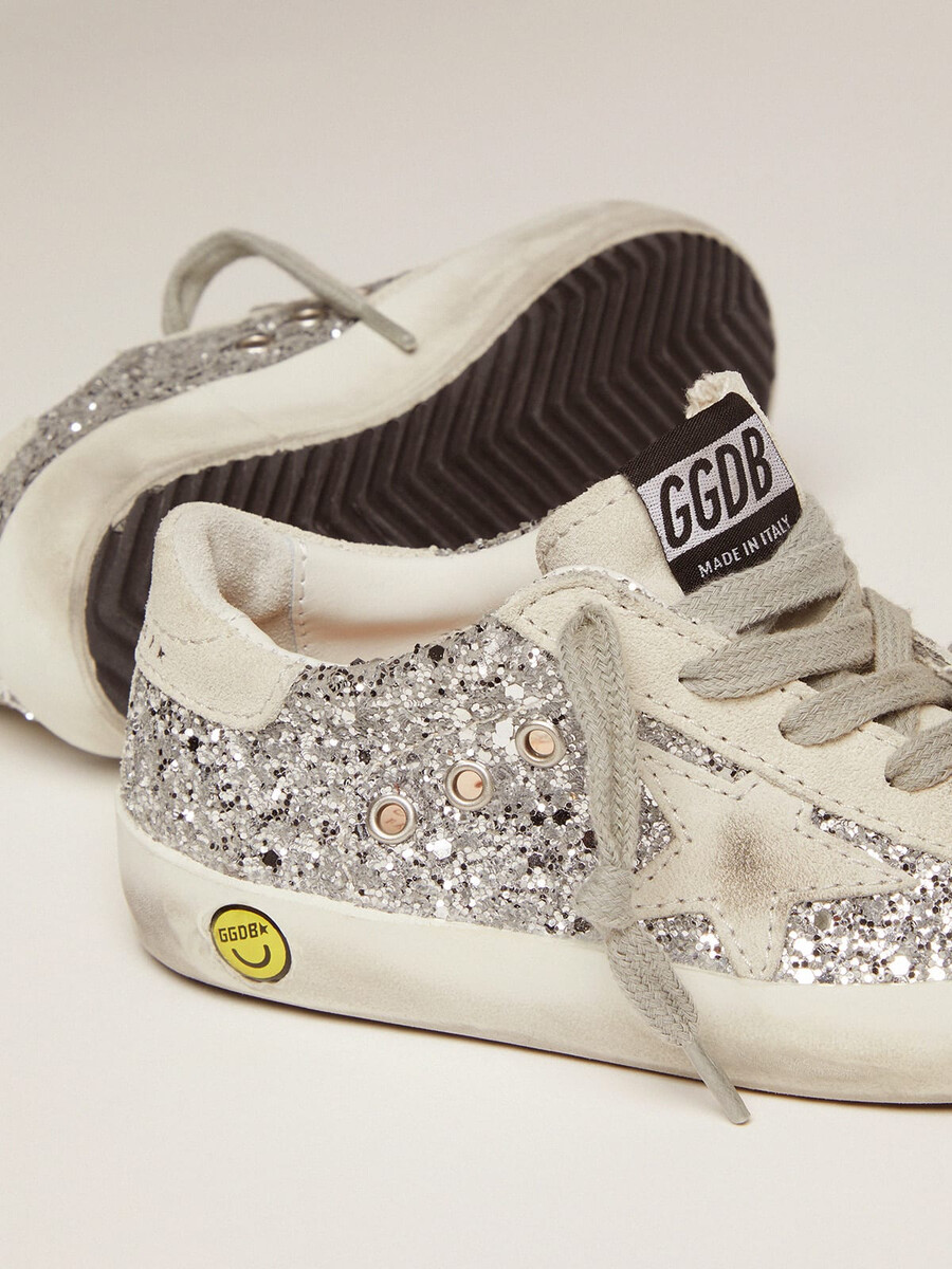 superestrela jovem com glitter prateado
