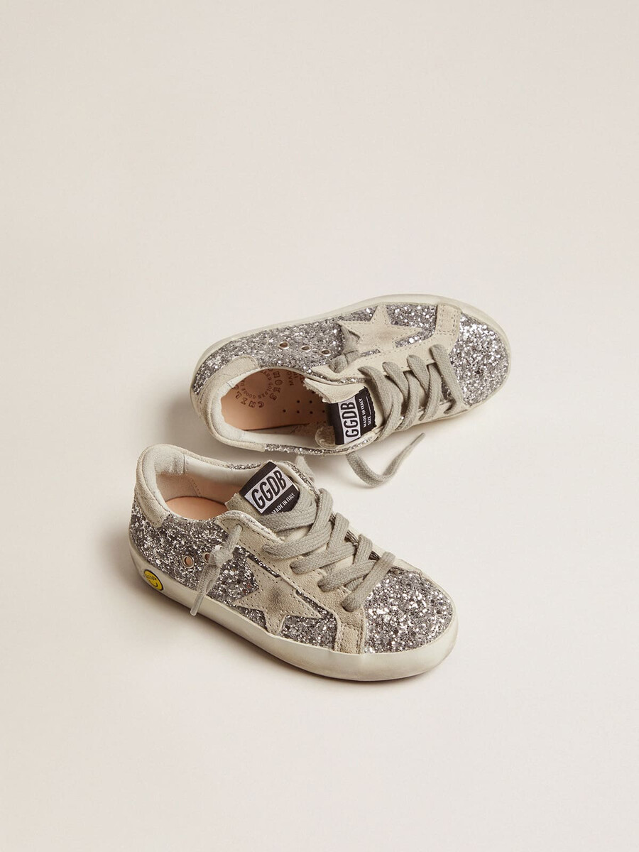 superestrela jovem com glitter prateado