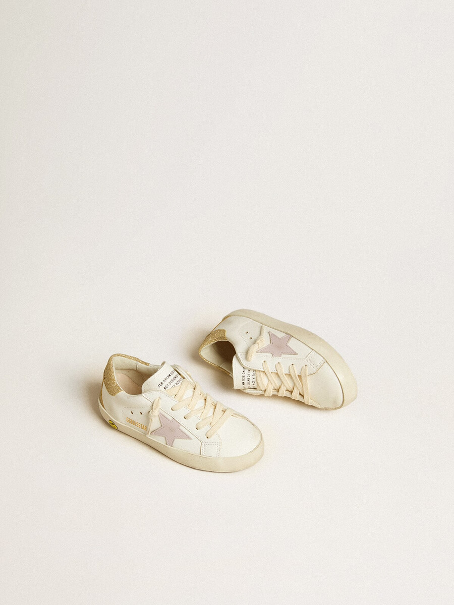 super-star young com estrela de couro lilás e detalhe de glitter no calcanhar.