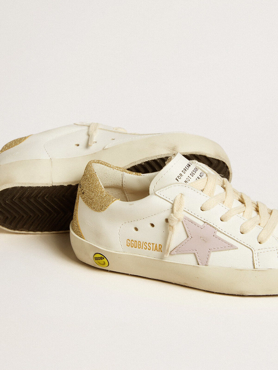 super-star young com estrela de couro lilás e detalhe de glitter no calcanhar.