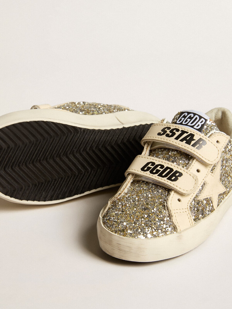 old school young em glitter platinado com estrela de couro e detalhe no calcanhar.