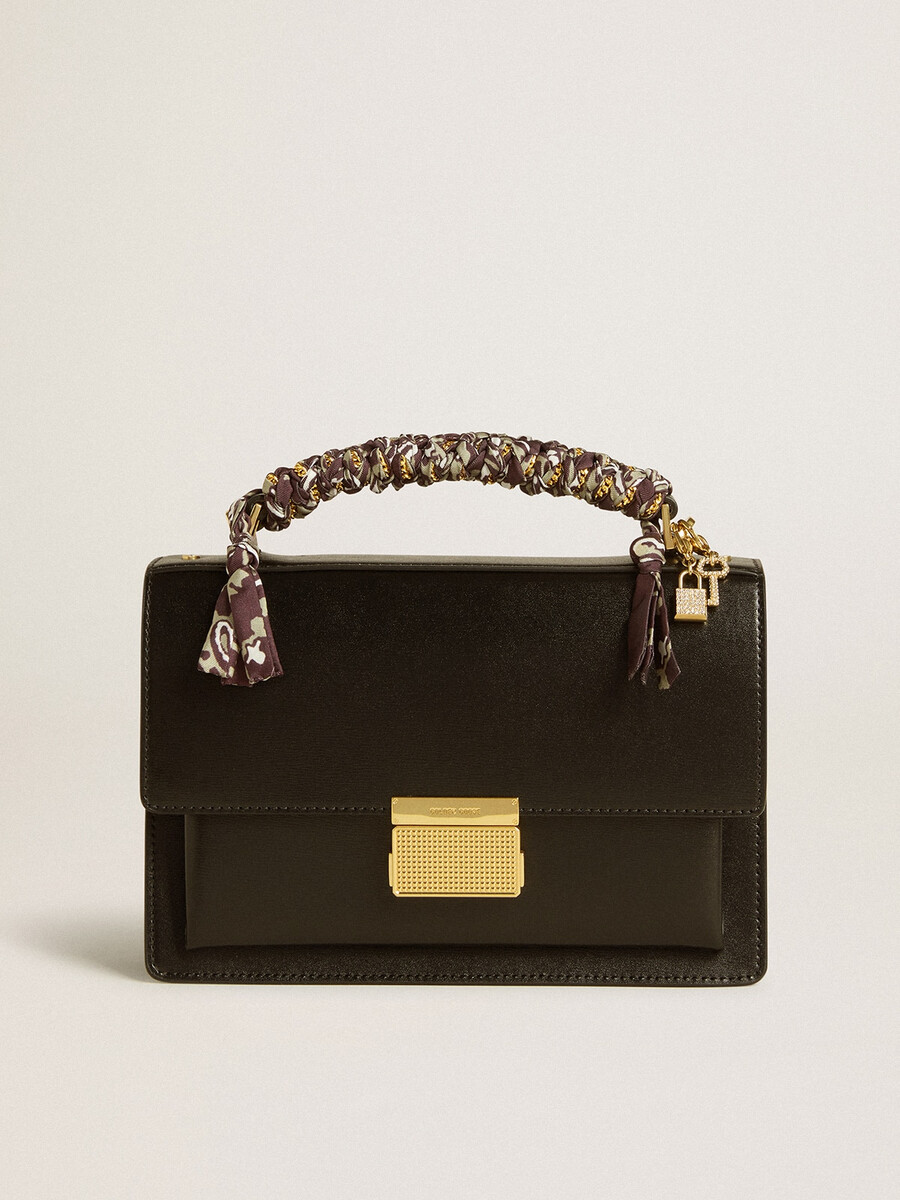 bolsa venezia em couro preto texturizado com lenço e pingente duplo.