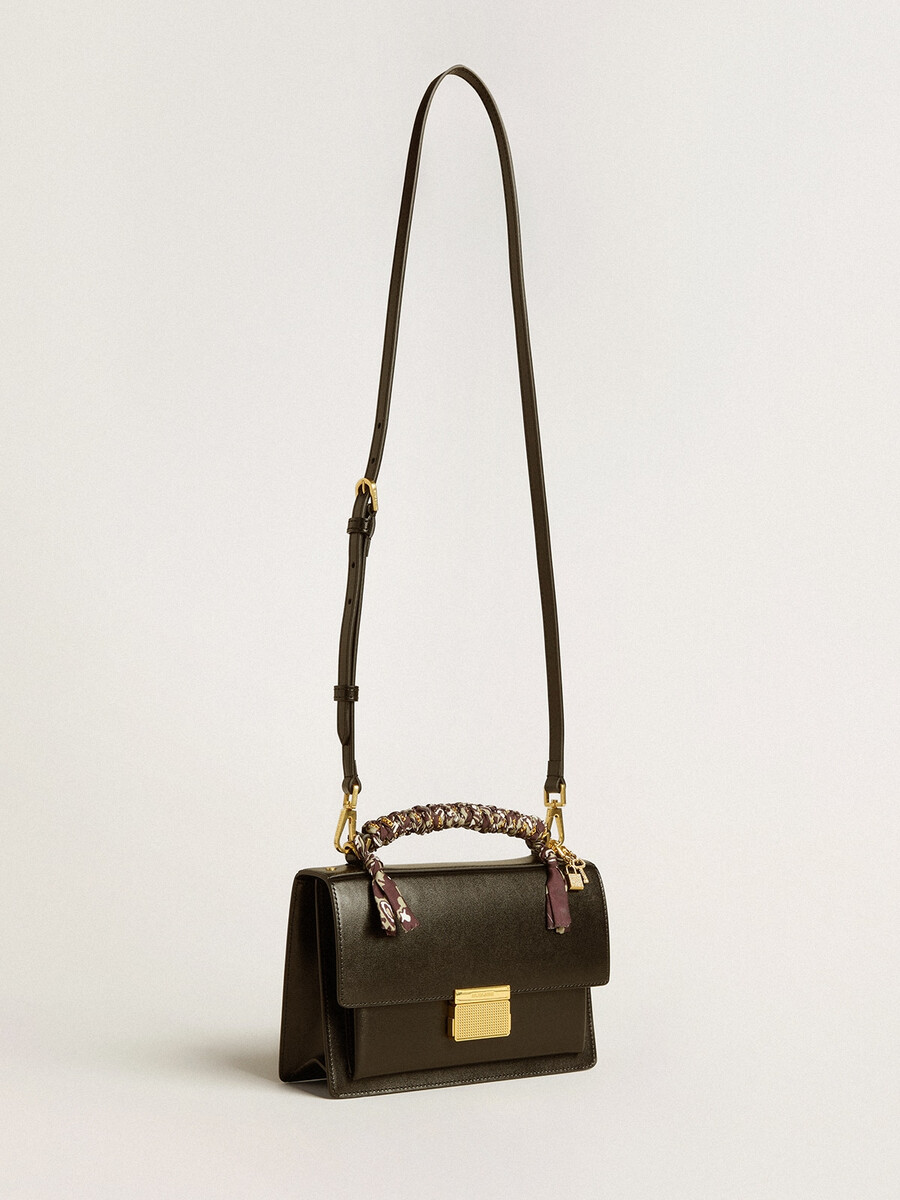 bolsa venezia em couro preto texturizado com lenço e pingente duplo.