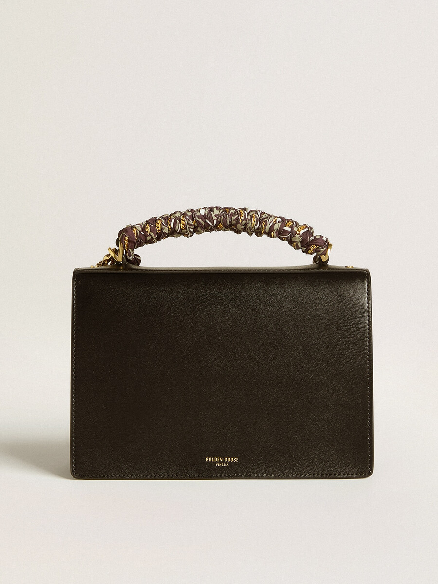 bolsa venezia em couro preto texturizado com lenço e pingente duplo.