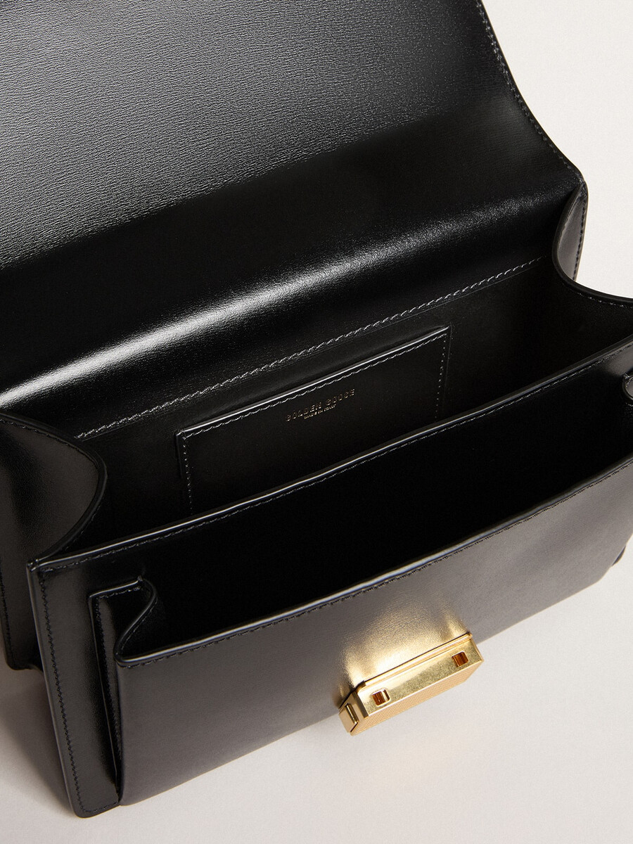 bolsa venezia em couro preto texturizado com lenço e pingente duplo.