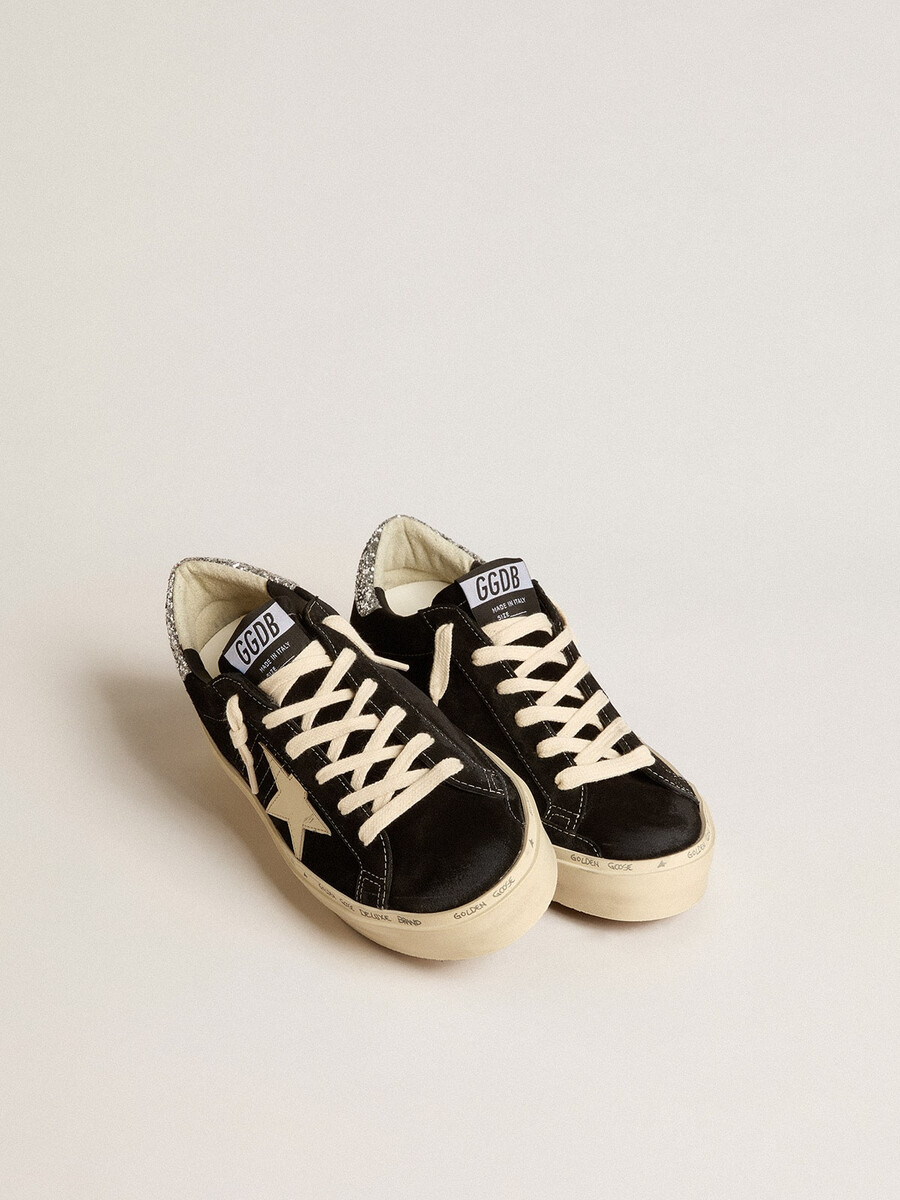 sapato feminino hi star em couro preto com detalhe prateado brilhante no calcanhar.
