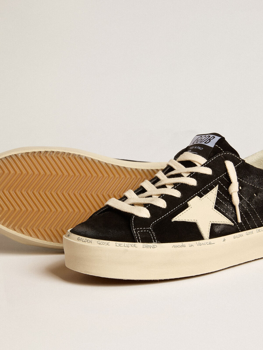 sapato feminino hi star em couro preto com detalhe prateado brilhante no calcanhar.