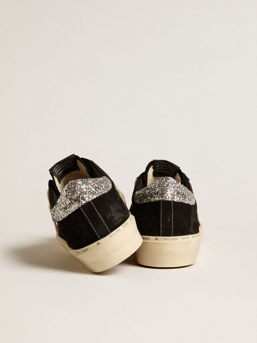sapato feminino hi star em couro preto com detalhe prateado brilhante no calcanhar.
