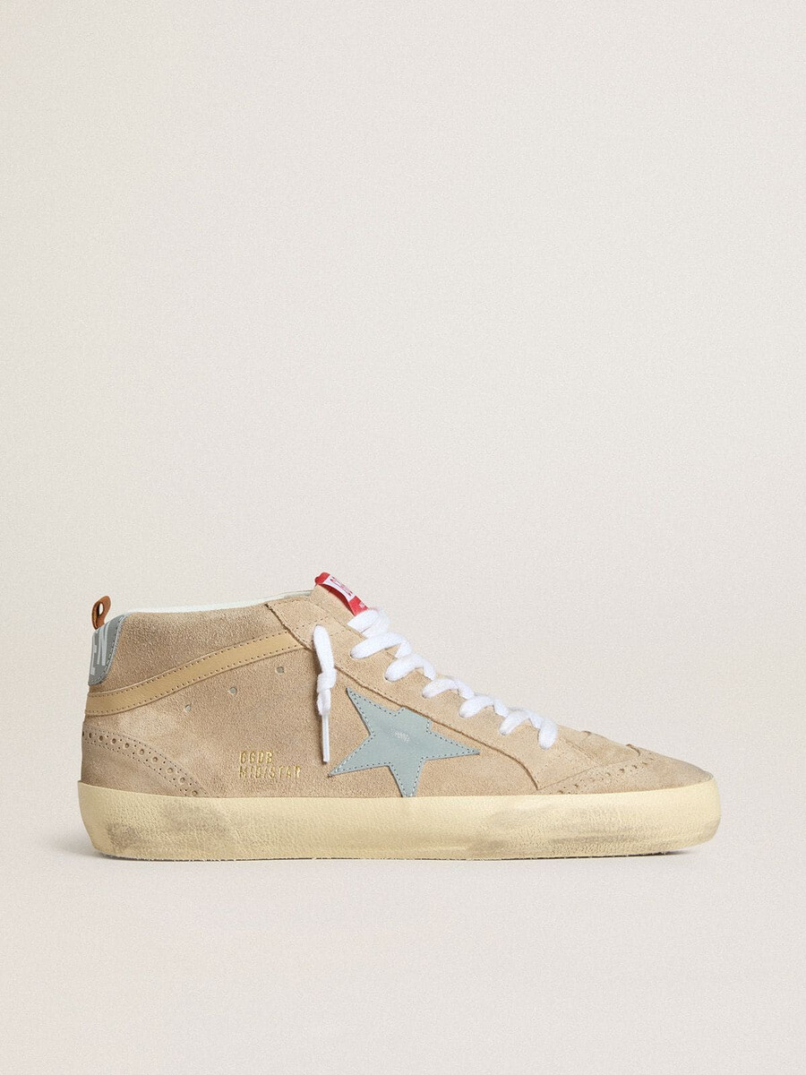 tênis masculino mid star em camurça bege com estrela em couro azul-claro e detalhe no calcanhar.