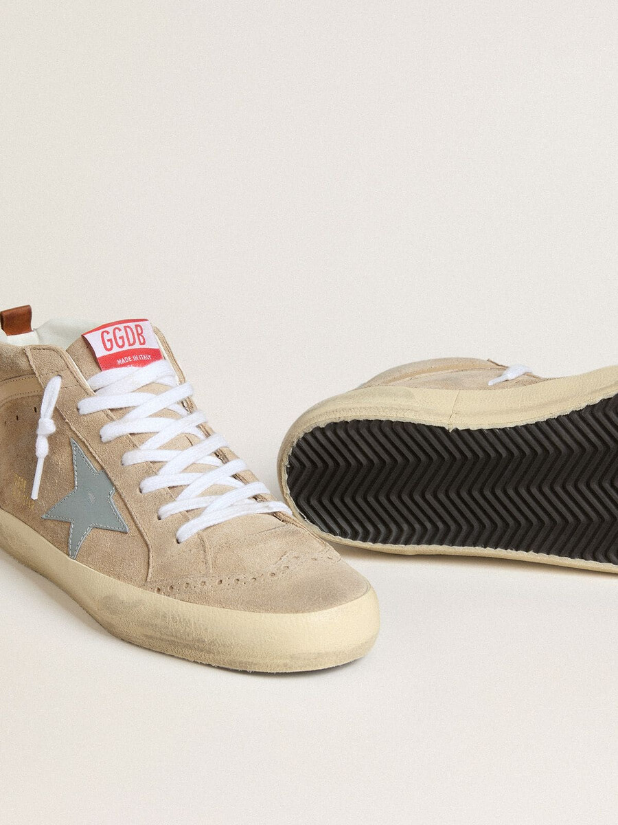 tênis masculino mid star em camurça bege com estrela em couro azul-claro e detalhe no calcanhar.