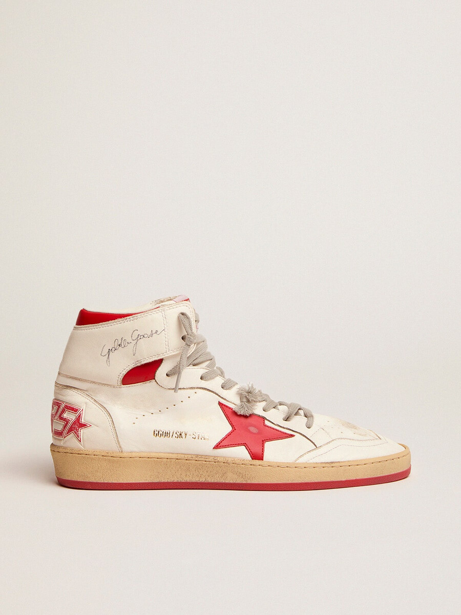 tênis sky-star masculino com assinatura no tornozelo e detalhes em vermelho.