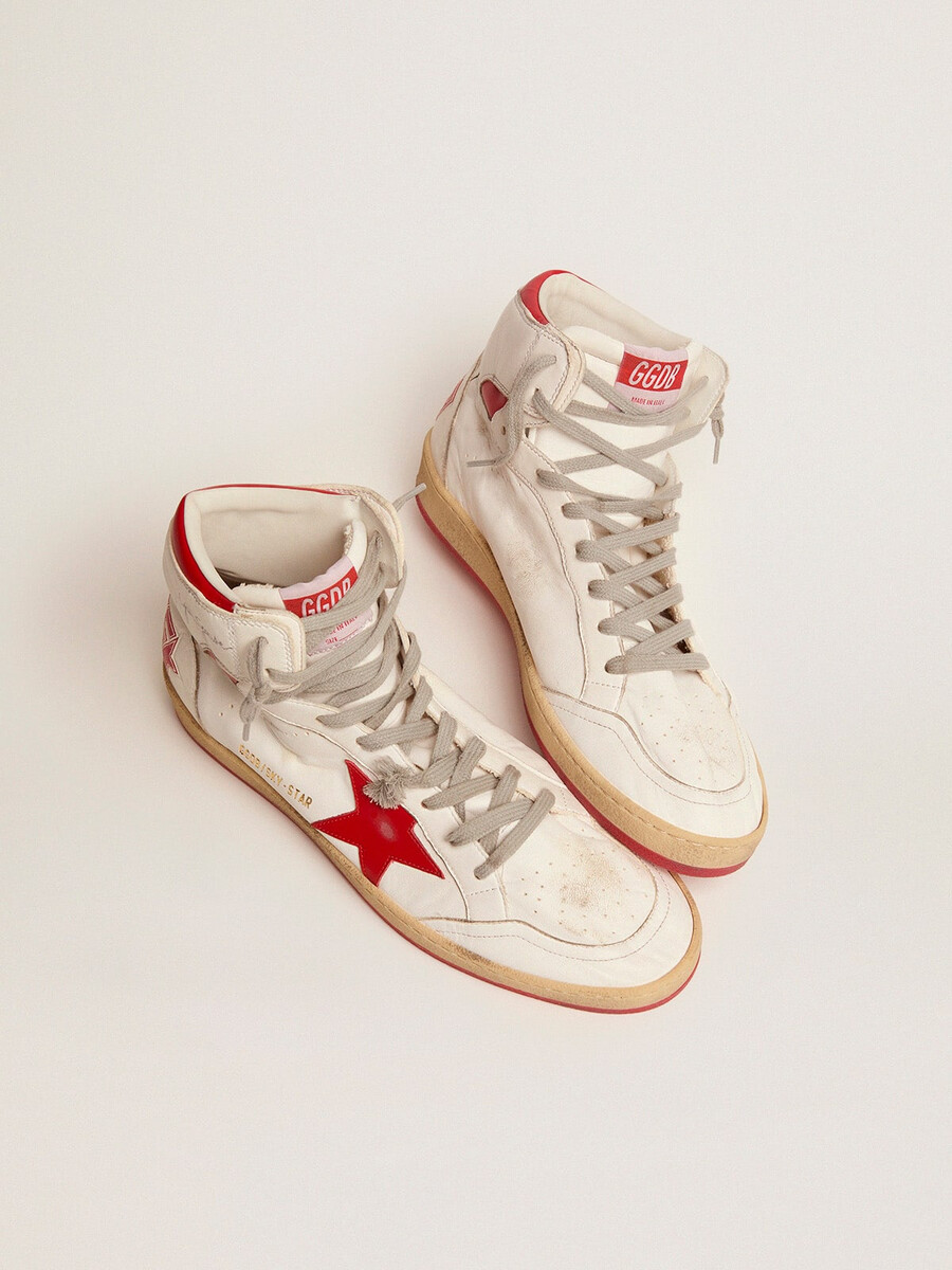 tênis sky-star masculino com assinatura no tornozelo e detalhes em vermelho.