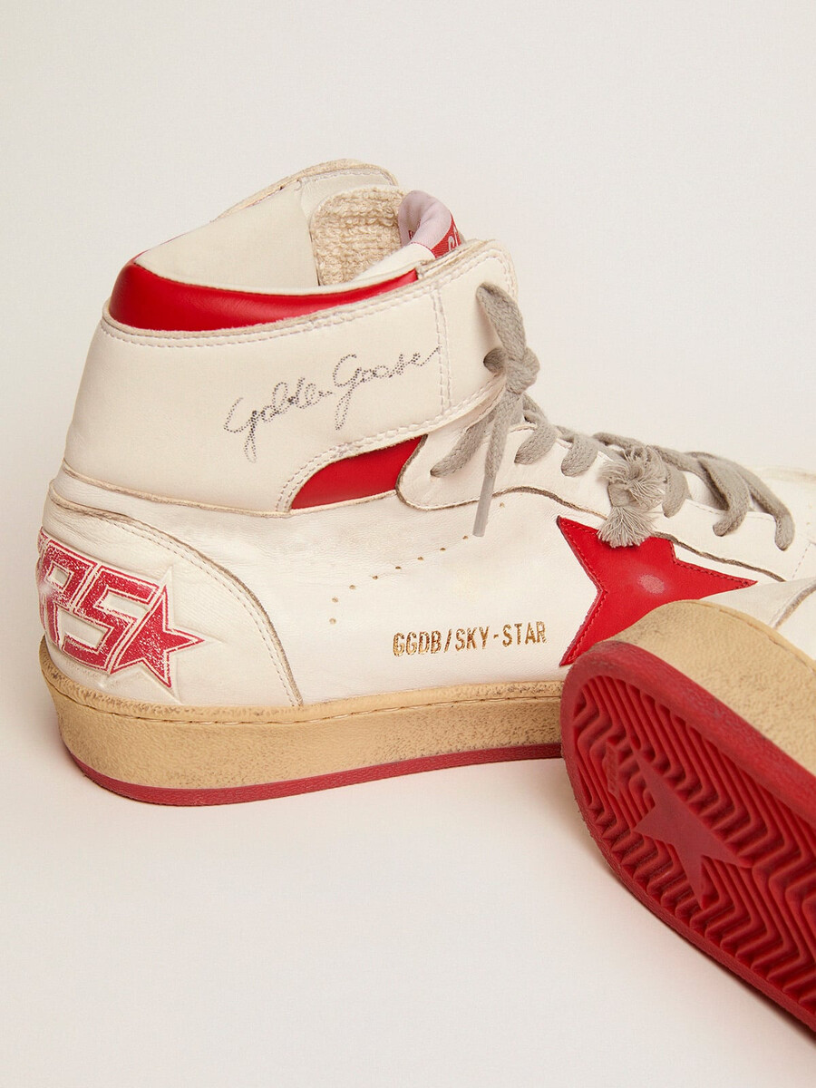 tênis sky-star masculino com assinatura no tornozelo e detalhes em vermelho.