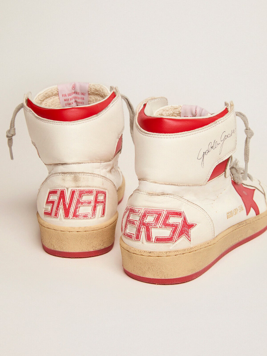 tênis sky-star masculino com assinatura no tornozelo e detalhes em vermelho.