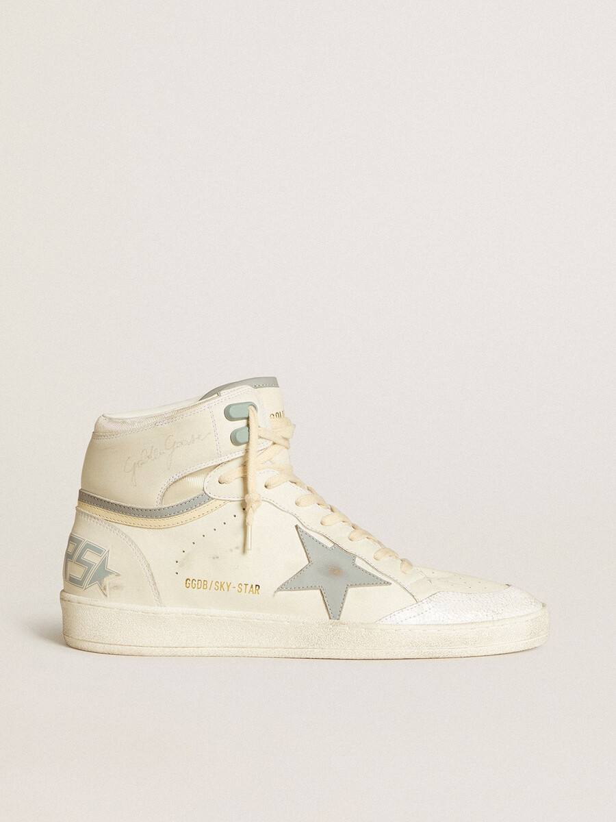 tênis masculino sky-star em couro com estrela de couro azul claro e detalhe branco no calcanhar.