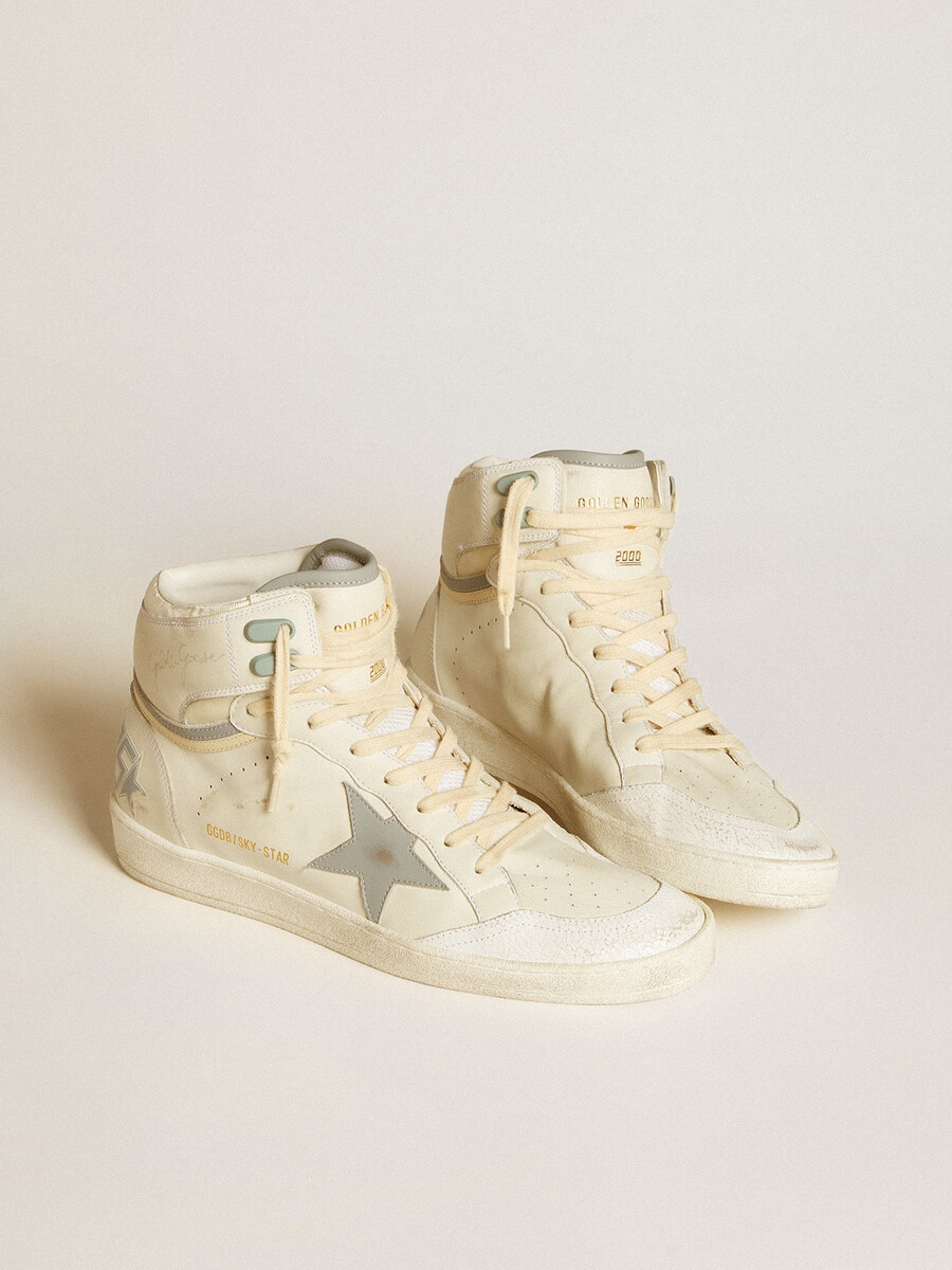 tênis masculino sky-star em couro com estrela de couro azul claro e detalhe branco no calcanhar.