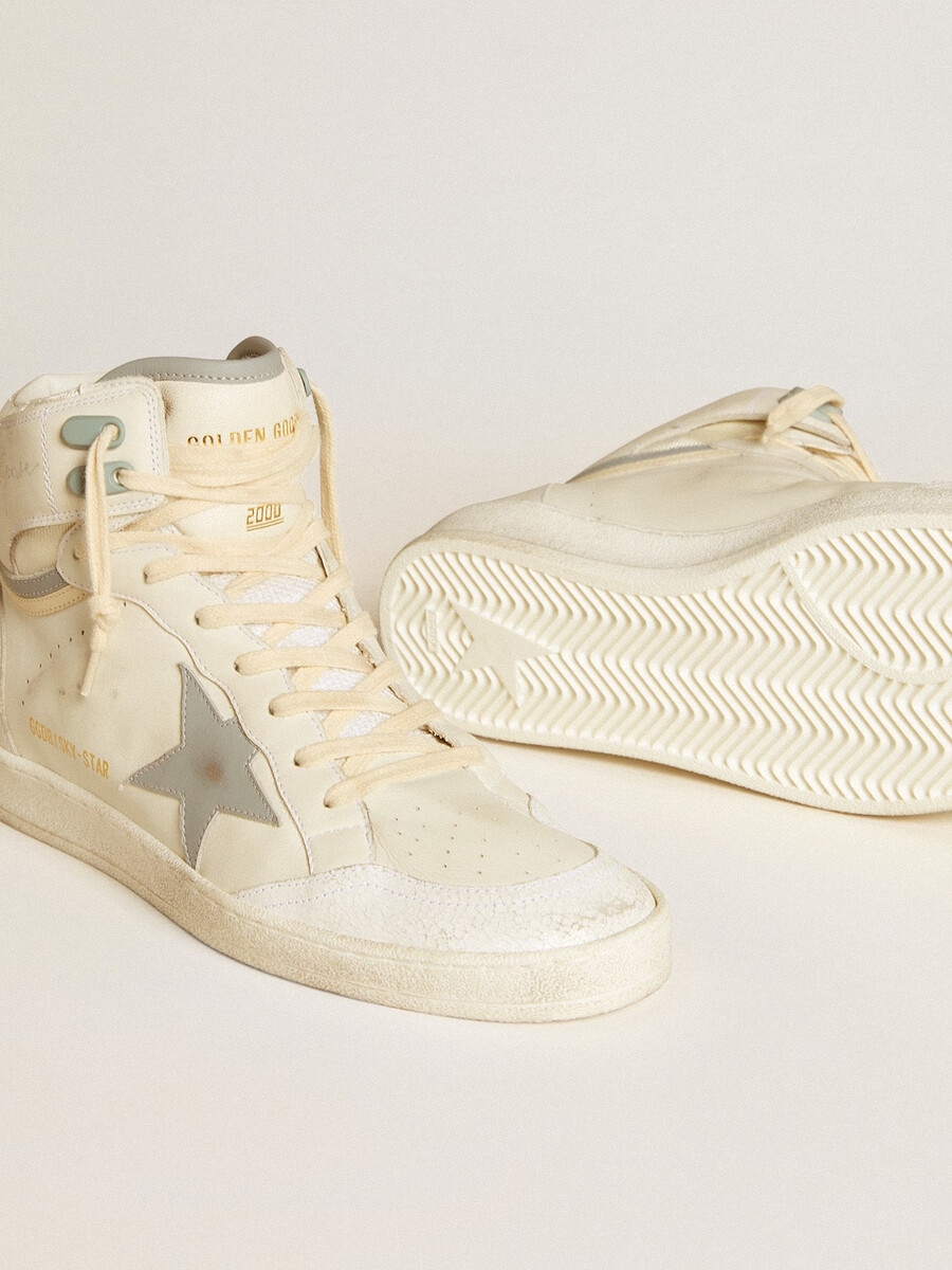 tênis masculino sky-star em couro com estrela de couro azul claro e detalhe branco no calcanhar.