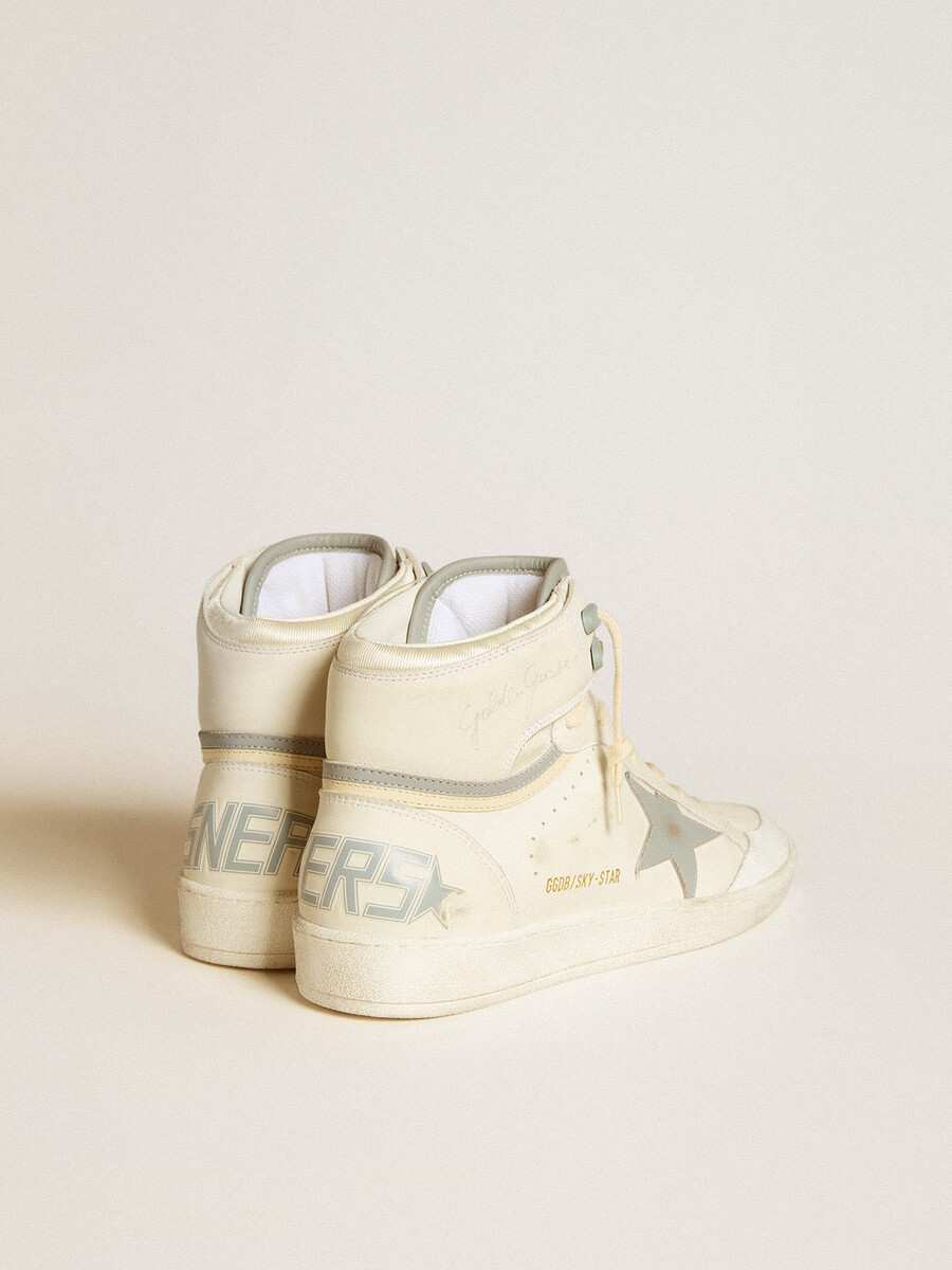 tênis masculino sky-star em couro com estrela de couro azul claro e detalhe branco no calcanhar.