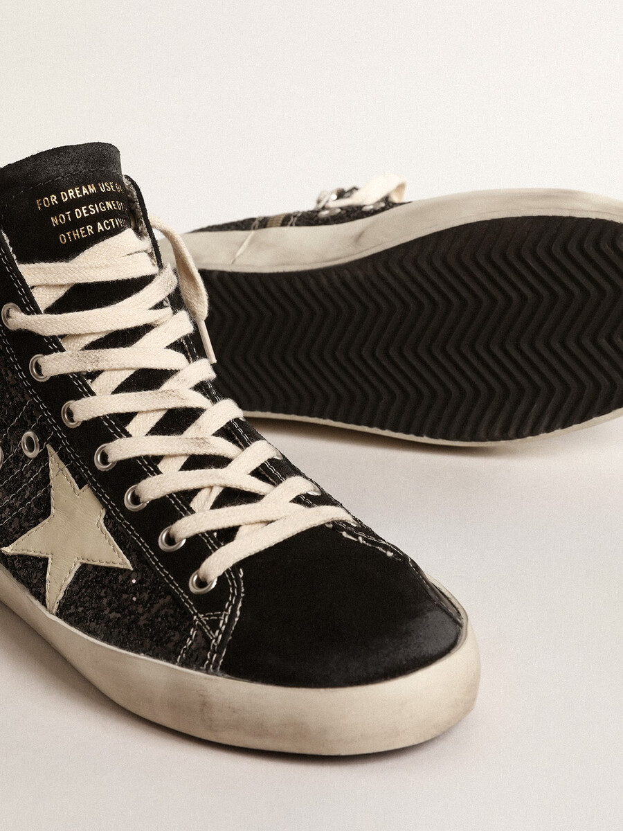 francy penstar com glitter estrela marfim e detalhe preto no calcanhar.