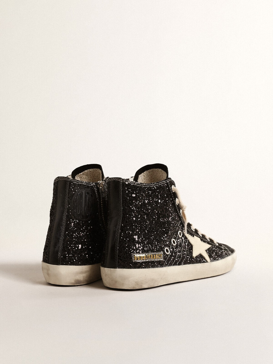 francy penstar com glitter estrela marfim e detalhe preto no calcanhar.