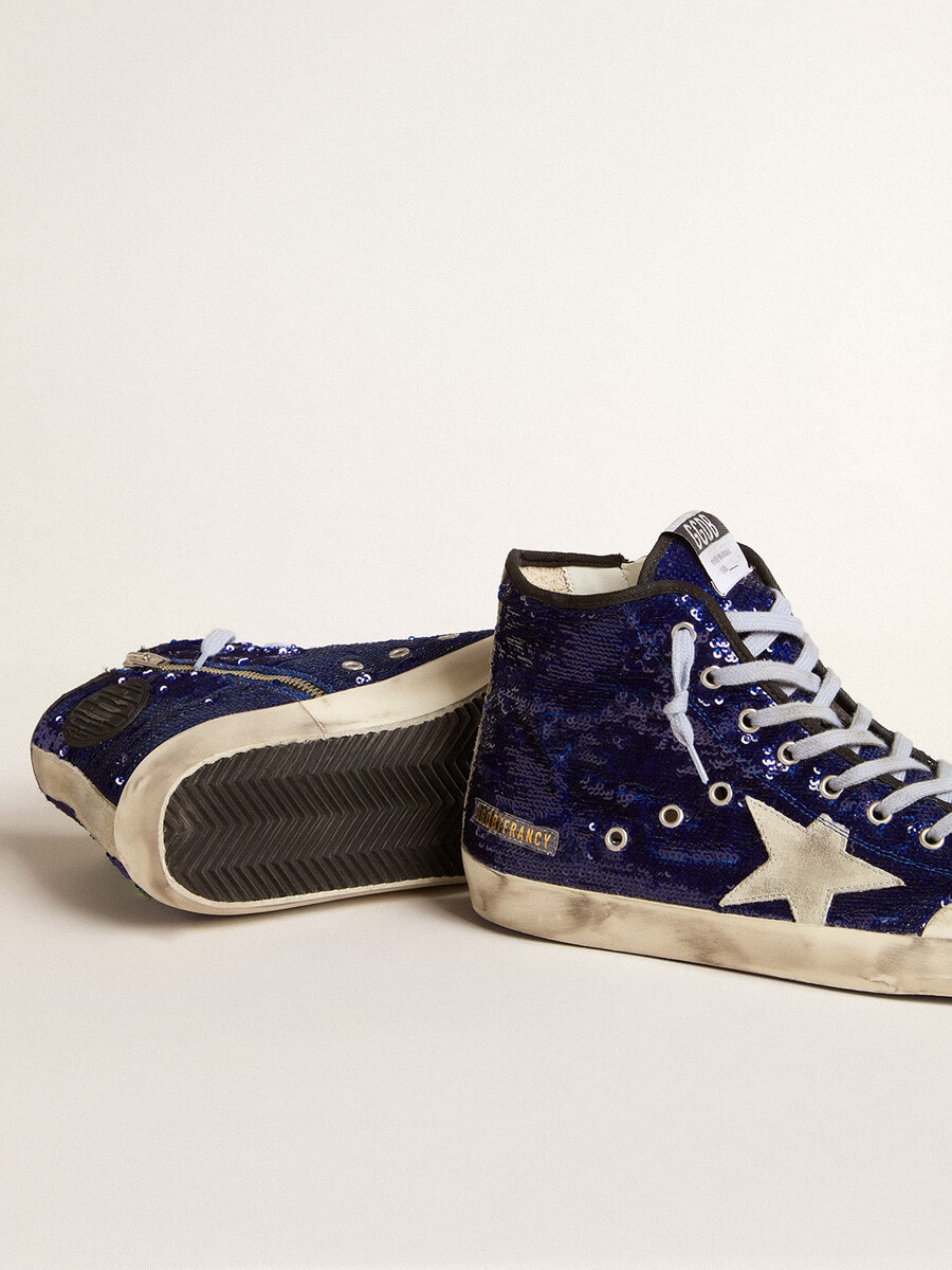 bolsa feminina francy penstar em lantejoulas azul-claro com estrela em camurça cinza-gelo.