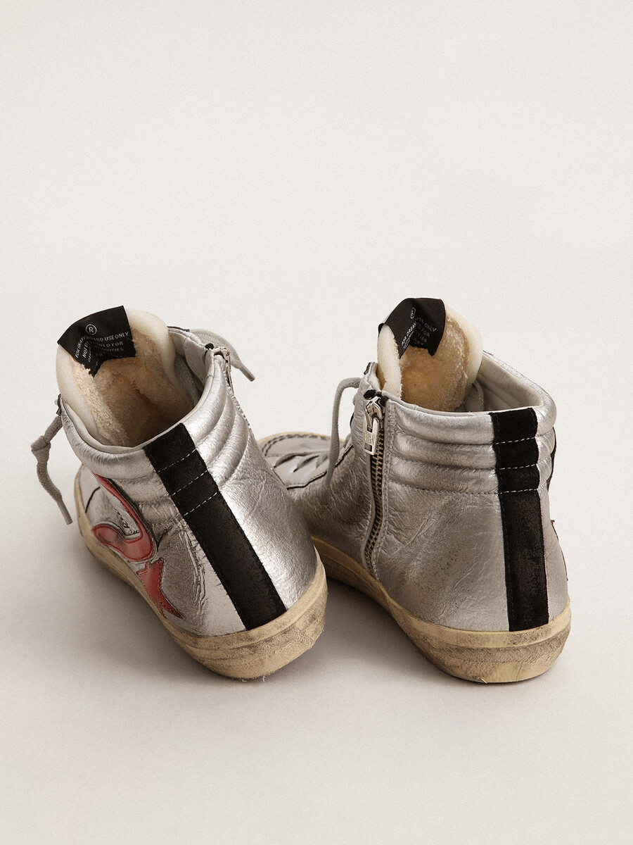 chinelo feminino com cabedal em couro metálico prateado e detalhes em couro metálico vermelho.