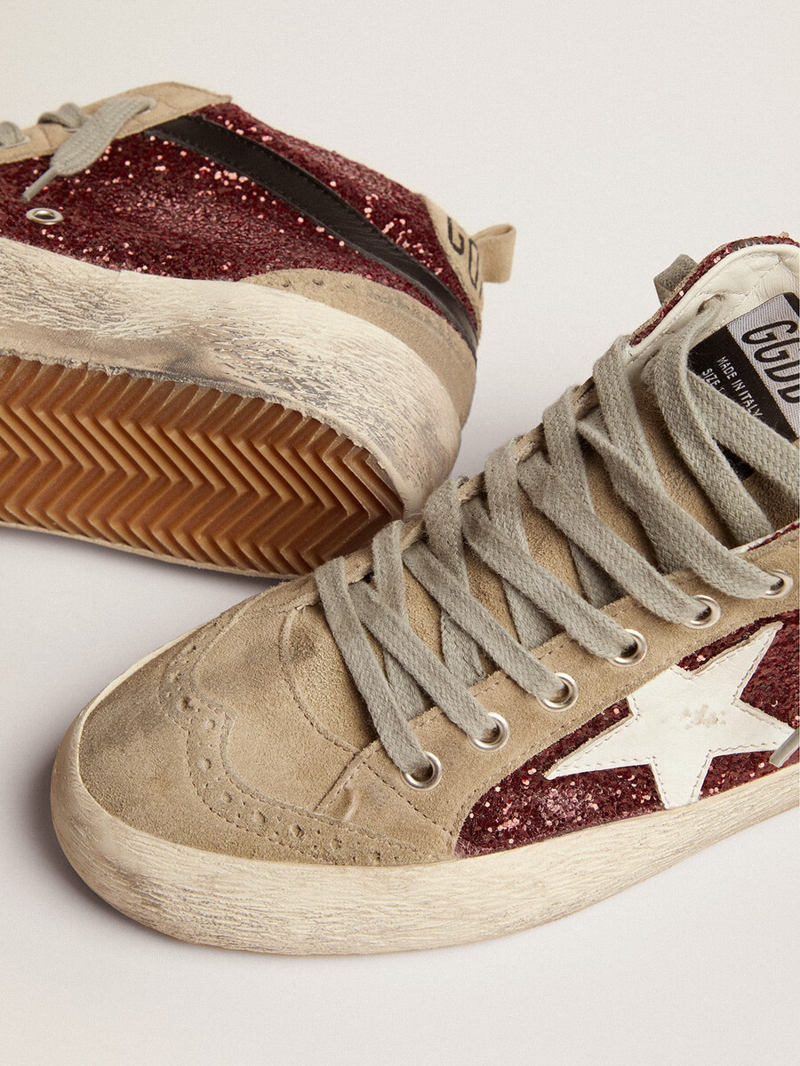 tênis mid star feminino em glitter bordô com detalhes em cinza e estrela branca.