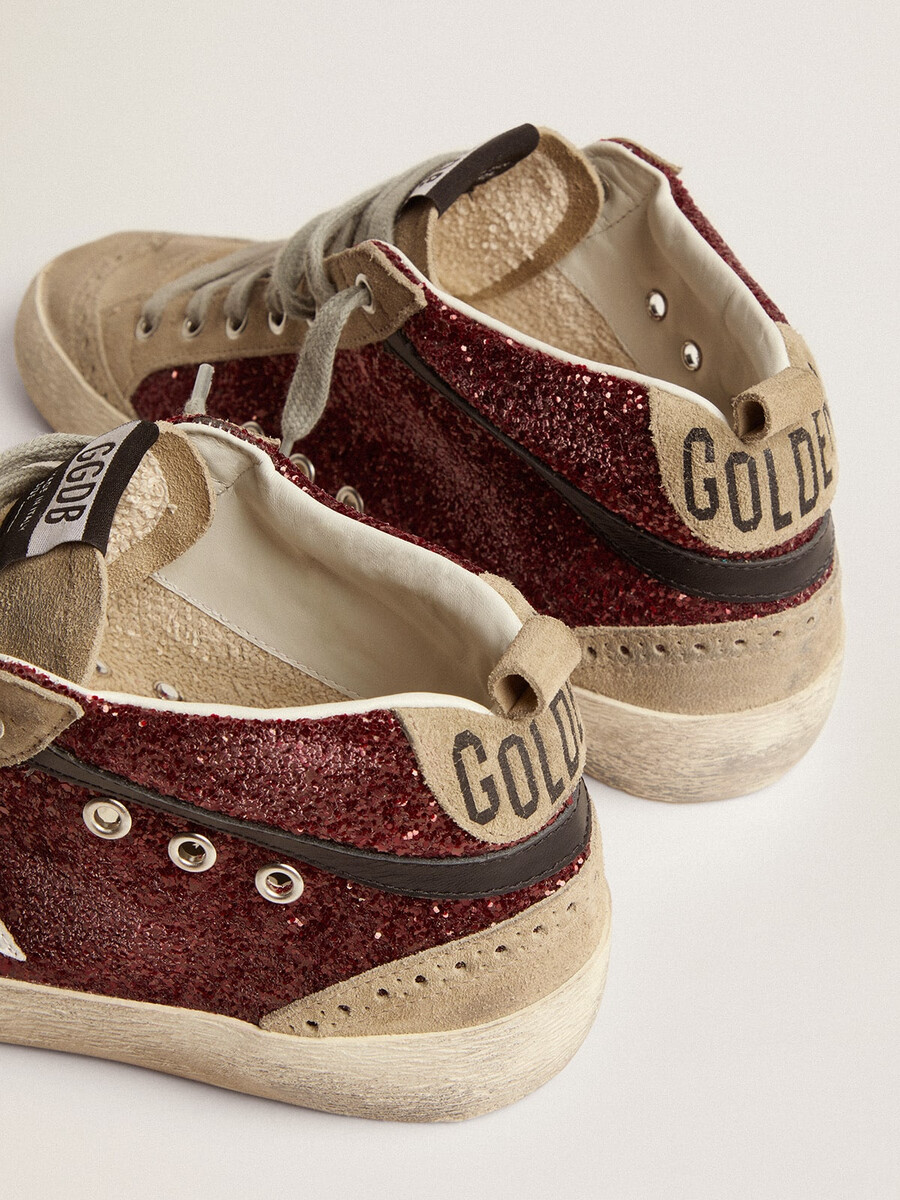 tênis mid star feminino em glitter bordô com detalhes em cinza e estrela branca.