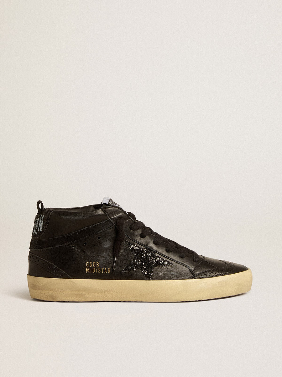 tênis feminino mid star em napa preta com estrela preta brilhante e detalhes em camurça.
