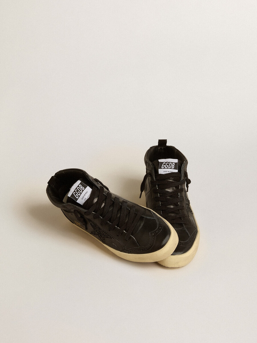 tênis feminino mid star em napa preta com estrela preta brilhante e detalhes em camurça.