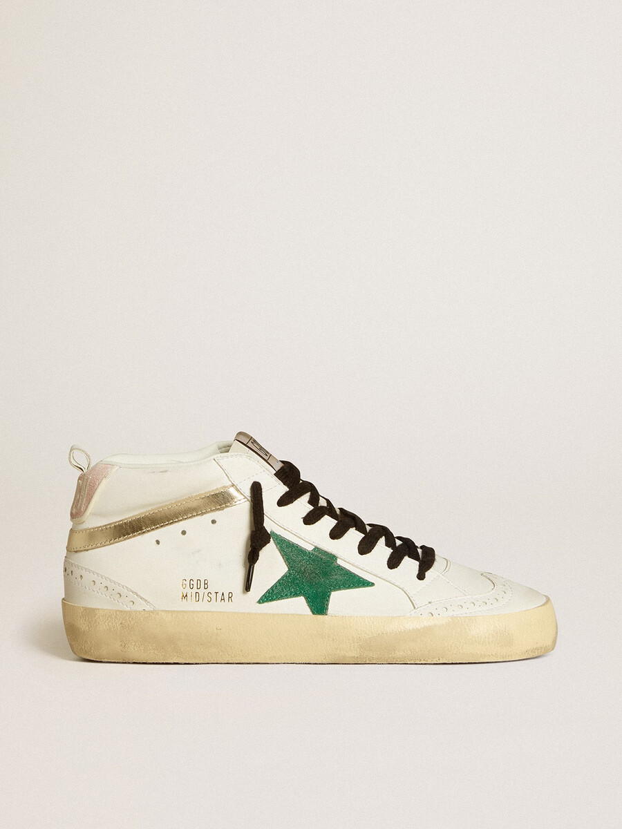 tênis mid star feminino de base biológica com estrela em camurça verde e detalhe em camurça rosa no calcanhar.