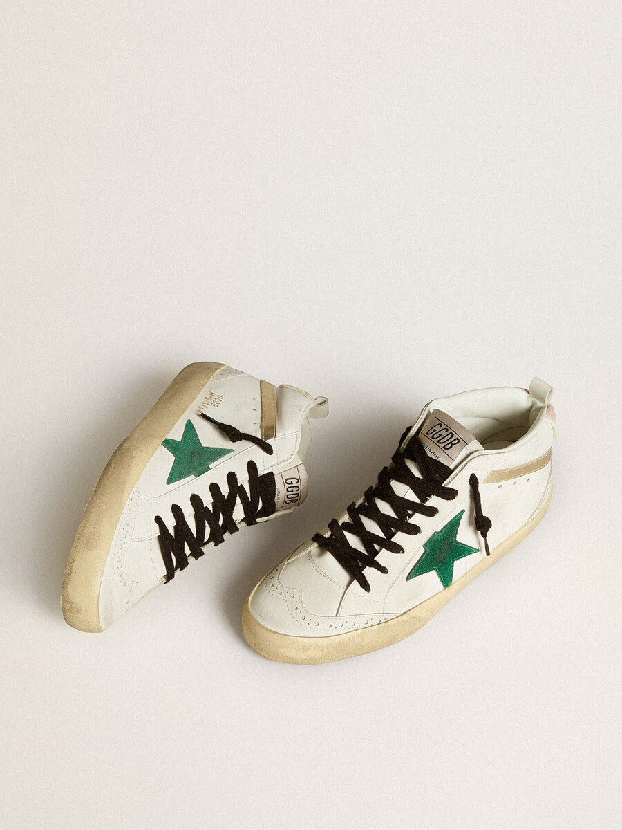 tênis mid star feminino de base biológica com estrela em camurça verde e detalhe em camurça rosa no calcanhar.