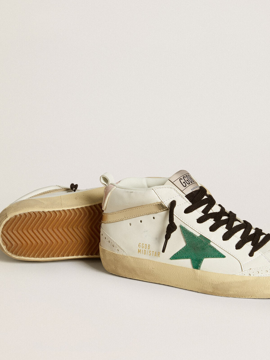 tênis mid star feminino de base biológica com estrela em camurça verde e detalhe em camurça rosa no calcanhar.