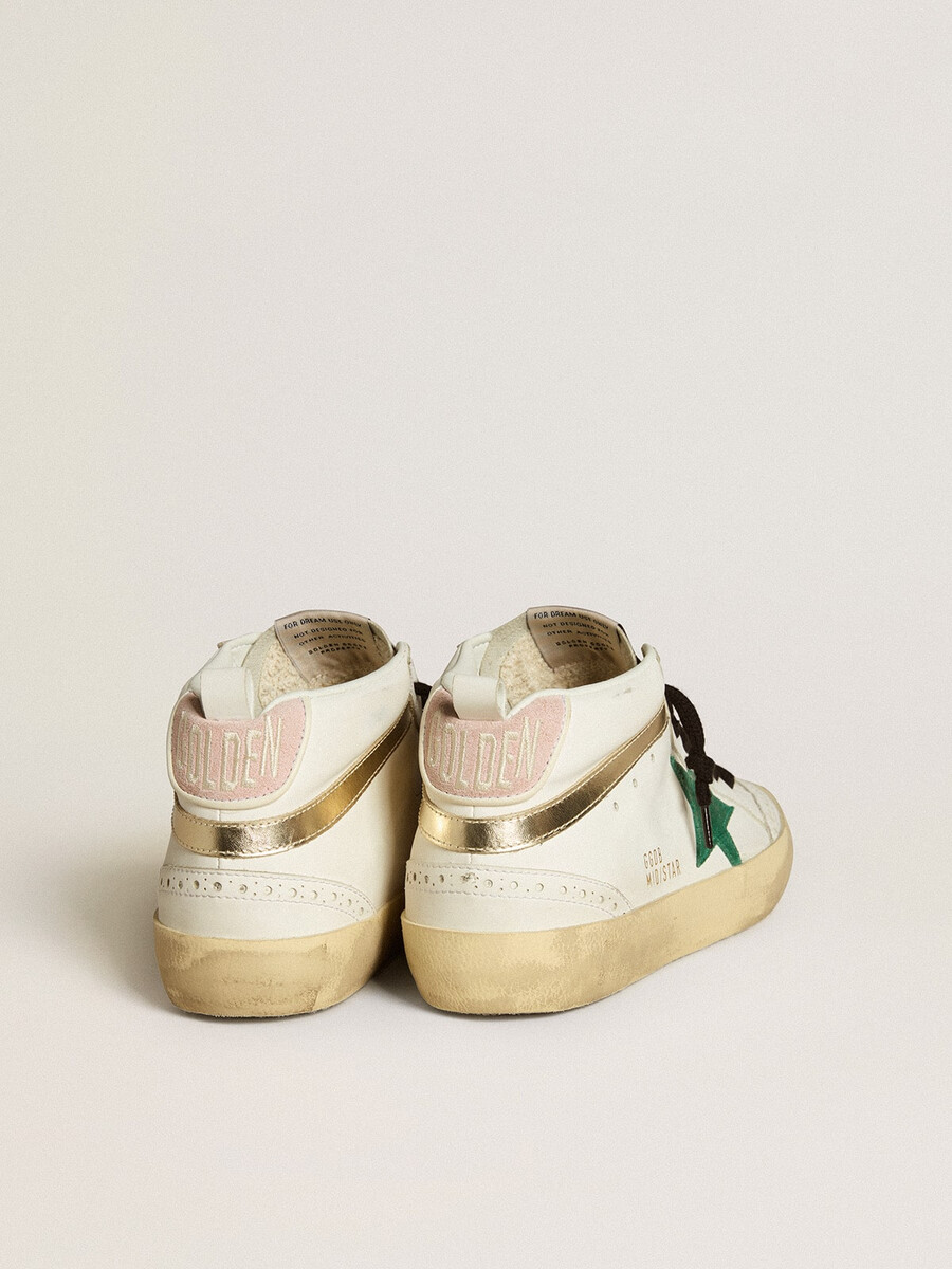 tênis mid star feminino de base biológica com estrela em camurça verde e detalhe em camurça rosa no calcanhar.