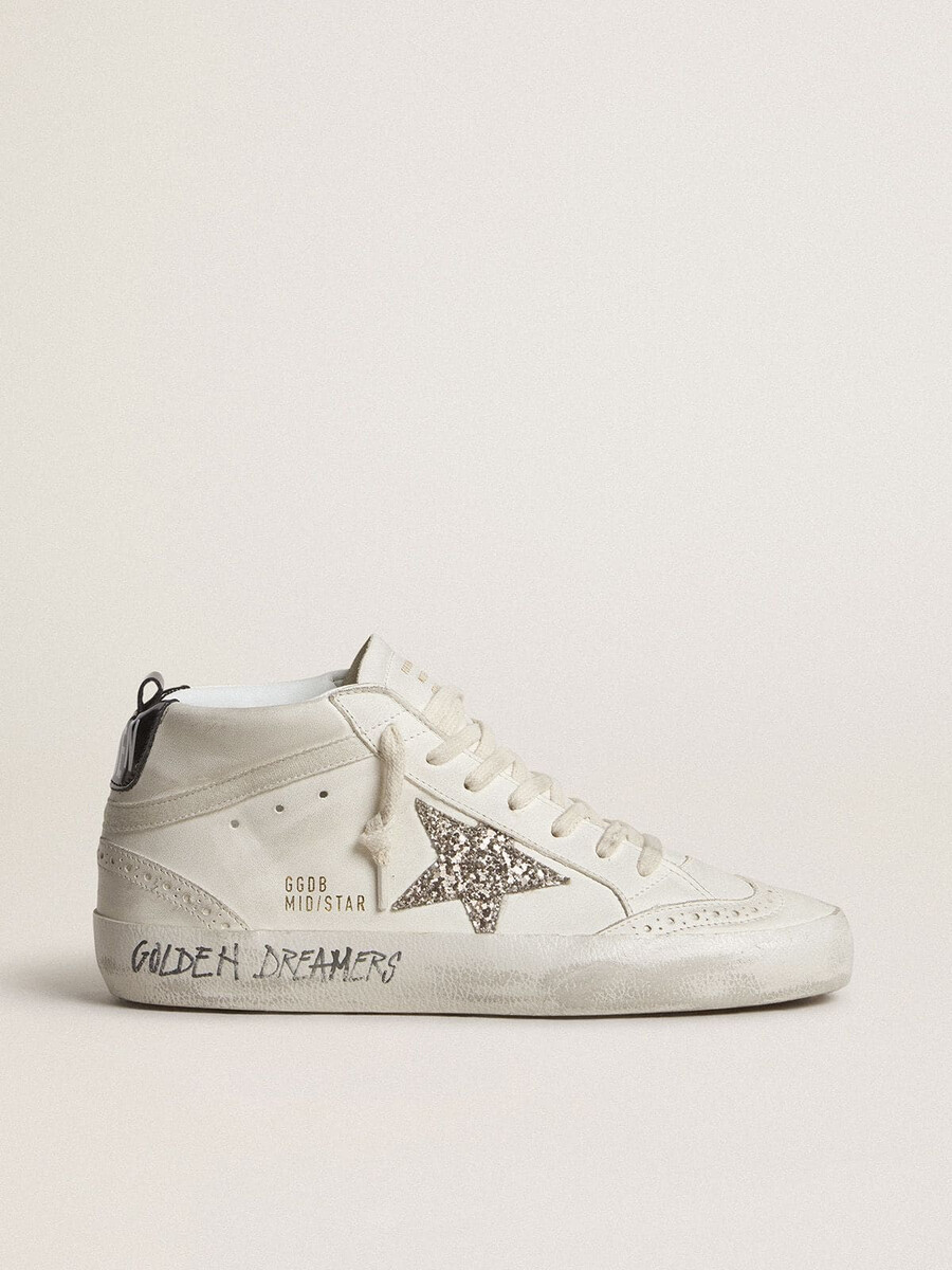 tênis feminino mid star com estrela prateada brilhante e detalhe laminado preto no calcanhar.