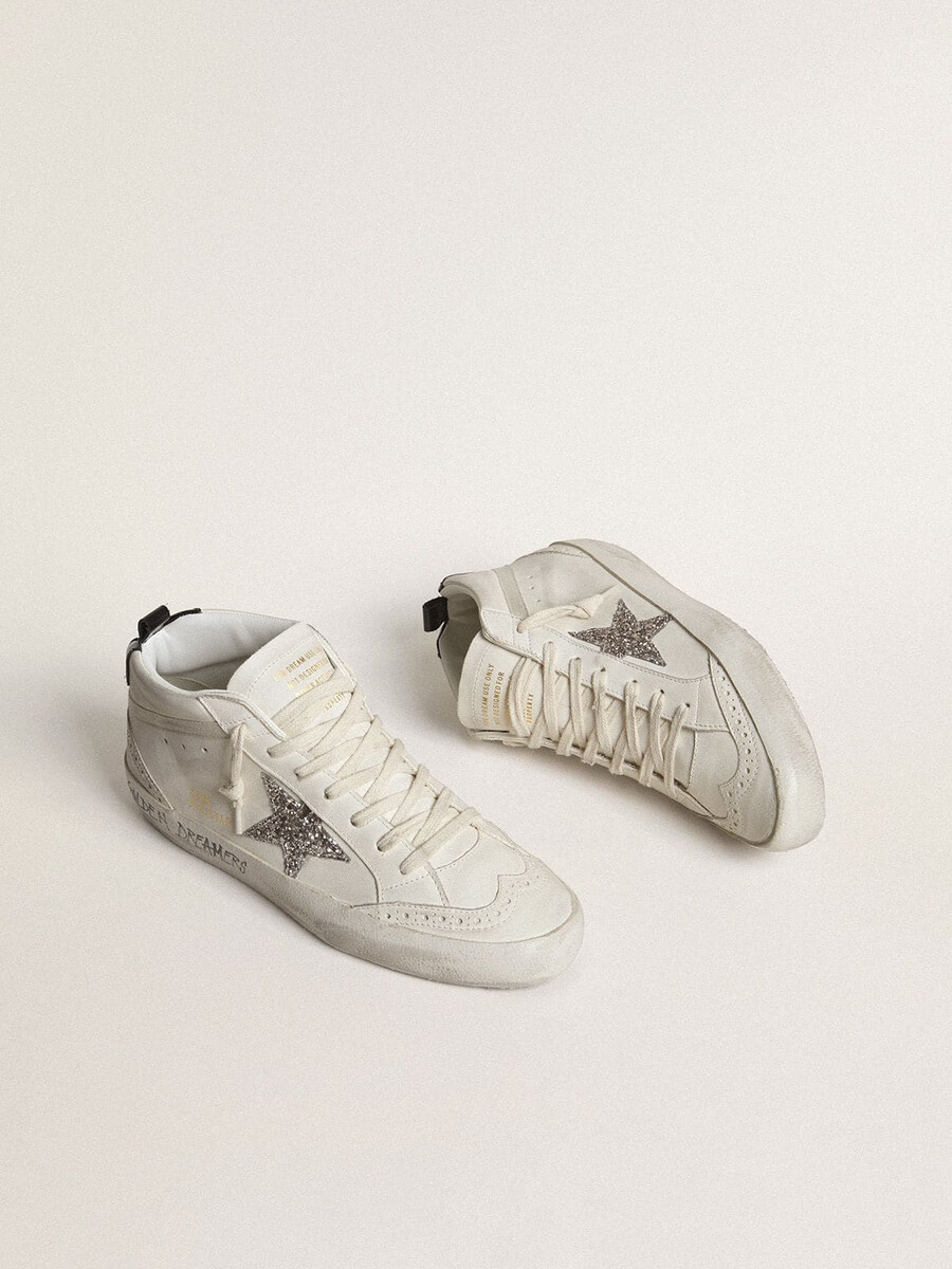 tênis feminino mid star com estrela prateada brilhante e detalhe laminado preto no calcanhar.