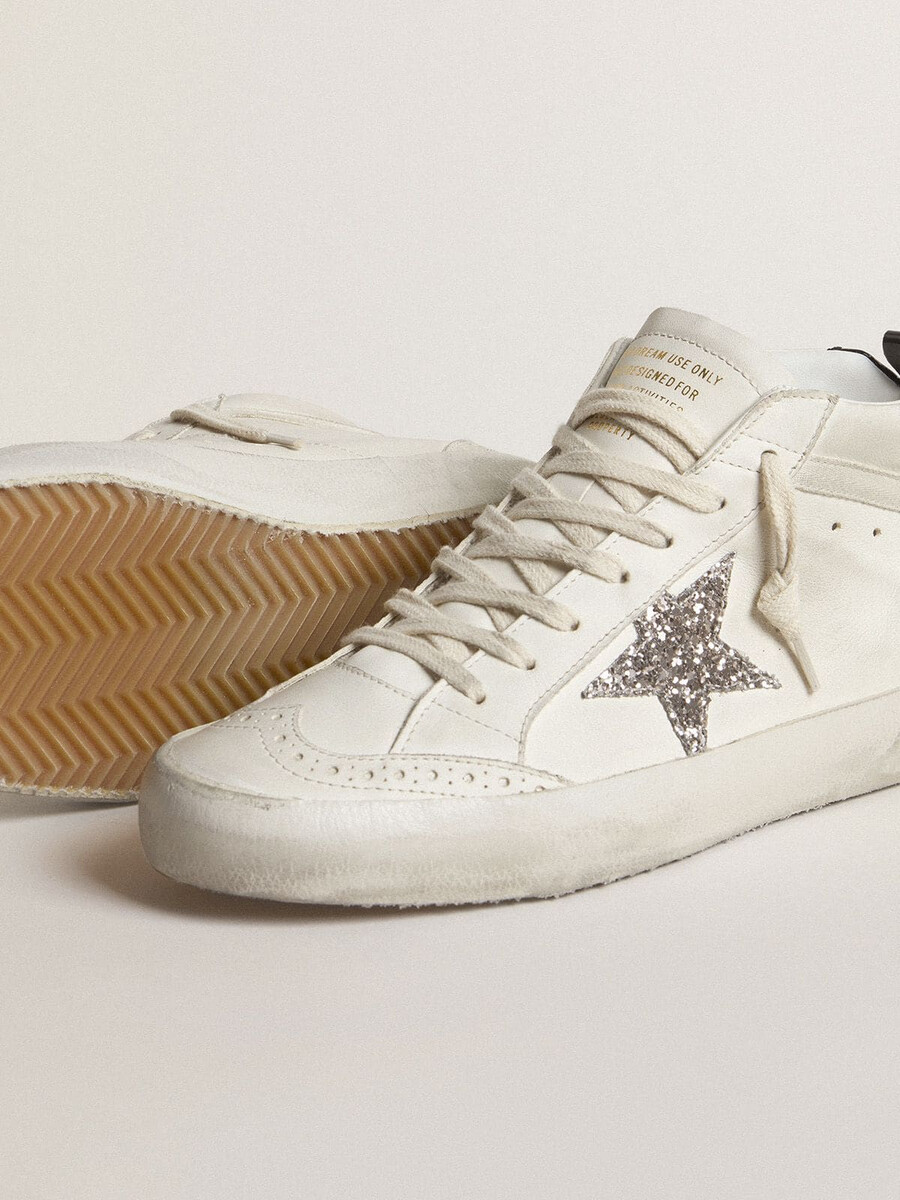 tênis feminino mid star com estrela prateada brilhante e detalhe laminado preto no calcanhar.