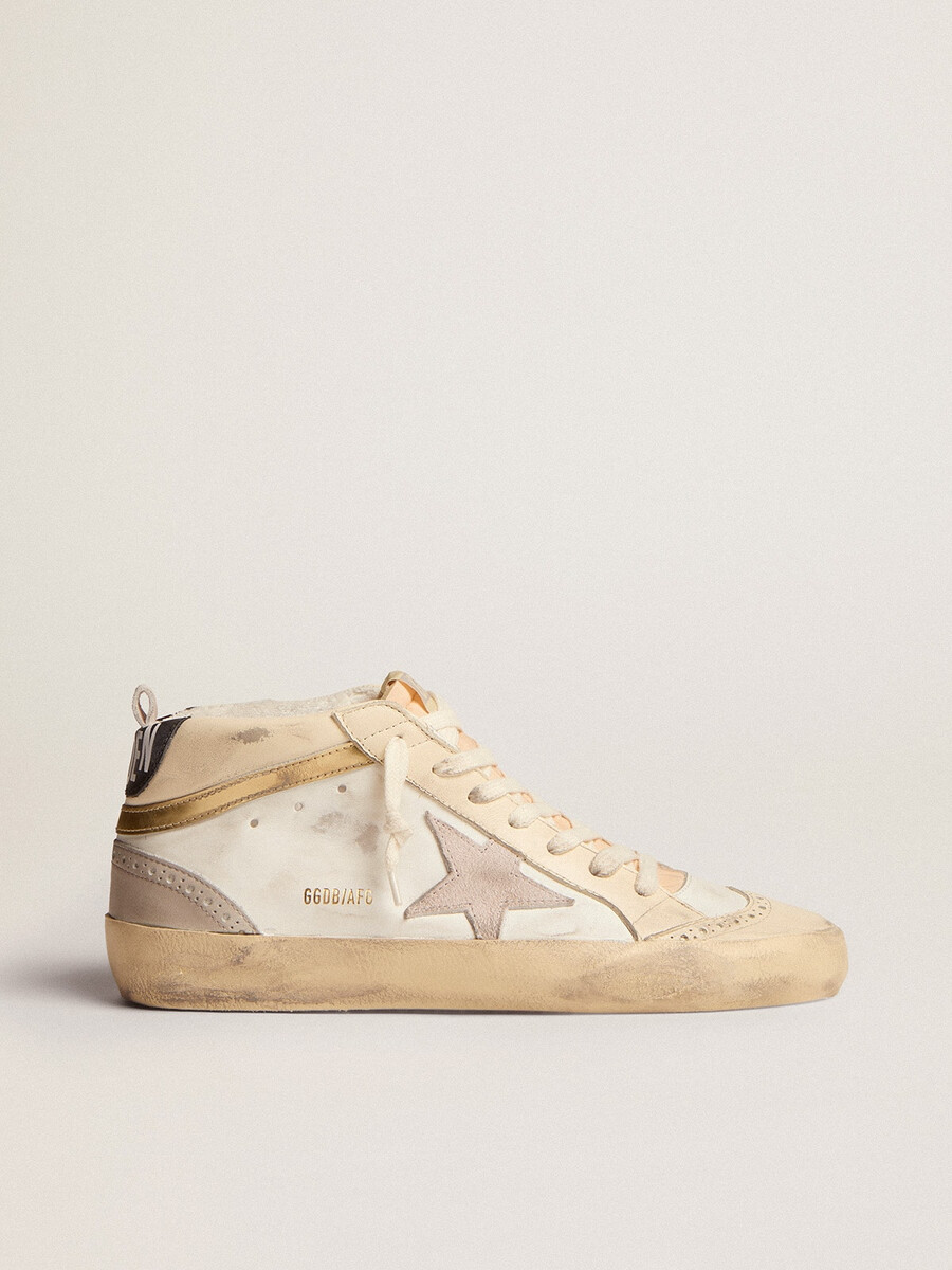 tênis feminino mid star com estrela em camurça cinza claro e detalhes dourados.