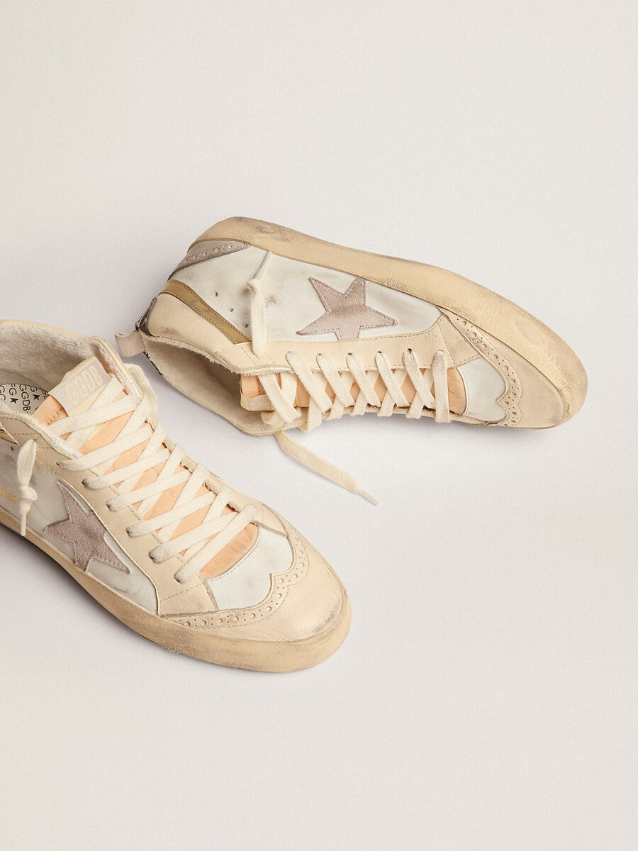 tênis feminino mid star com estrela em camurça cinza claro e detalhes dourados.