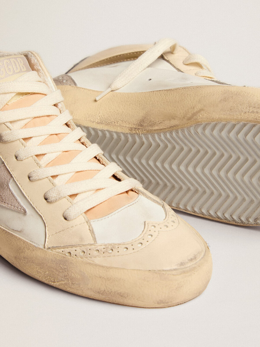 tênis feminino mid star com estrela em camurça cinza claro e detalhes dourados.