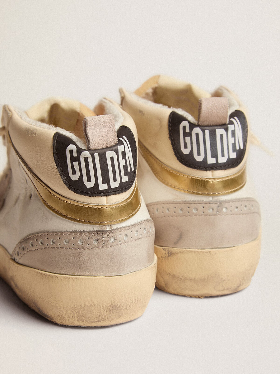 tênis feminino mid star com estrela em camurça cinza claro e detalhes dourados.