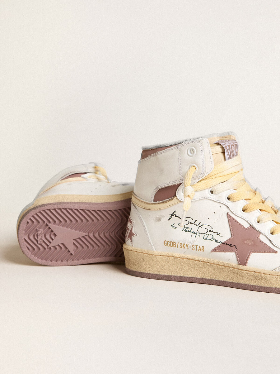 sky-star em couro branco com estrela de couro rosa