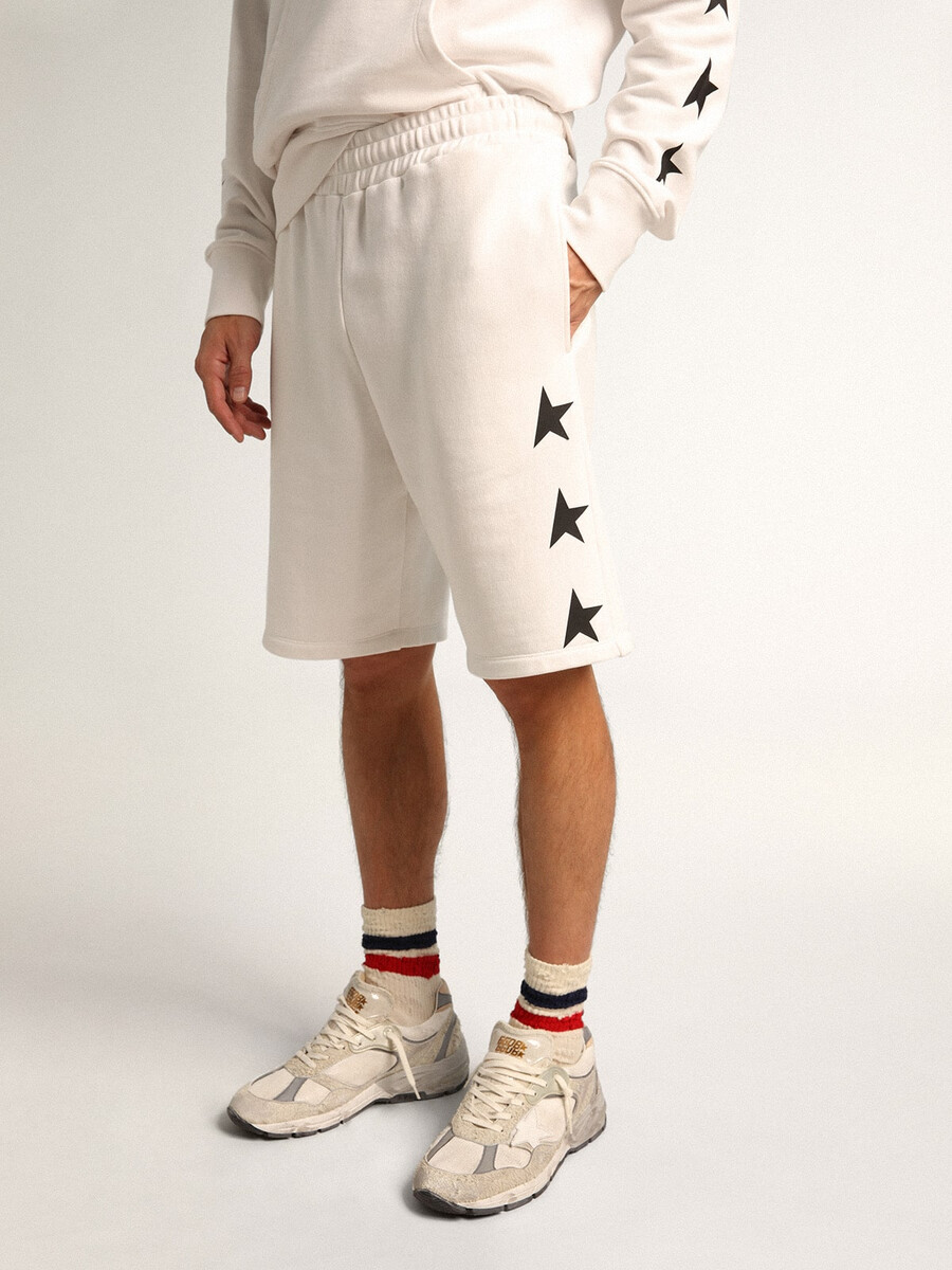 bermuda masculina vintage branca com estrelas pretas contrastantes.