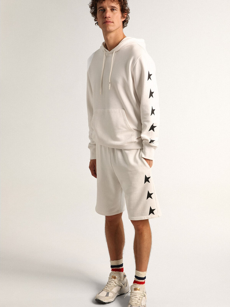 bermuda masculina vintage branca com estrelas pretas contrastantes.