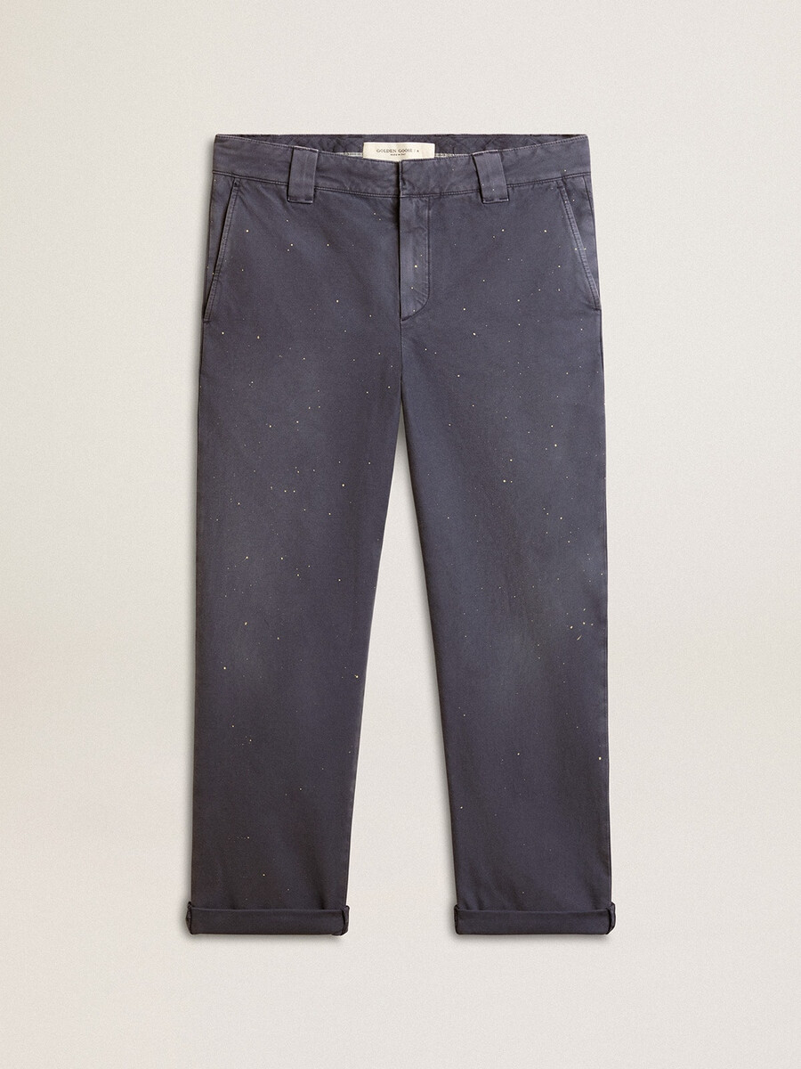 calças chino masculinas azuis com efeito desgastado.