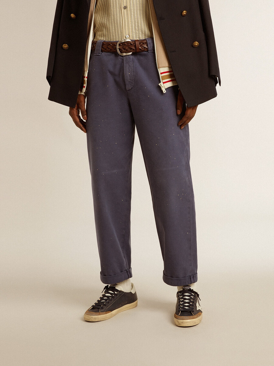 calças chino masculinas azuis com efeito desgastado.
